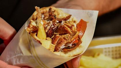 Just Greek: Το ελληνικό σουβλατζίδικο της Αγγλίας που σαρώνει τα βραβεία ως το καλύτερο take away