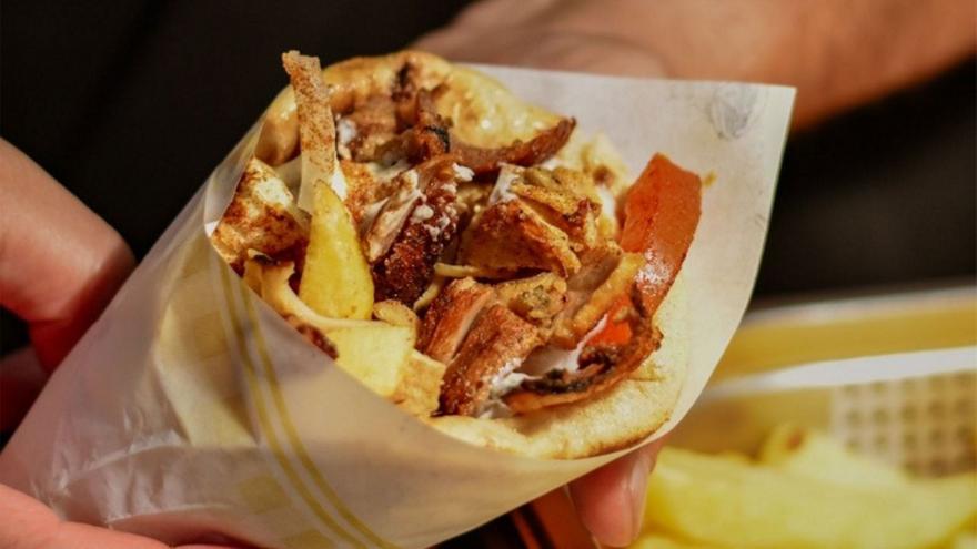 Just Greek: Το ελληνικό σουβλατζίδικο της Αγγλίας που σαρώνει τα βραβεία ως το καλύτερο take away