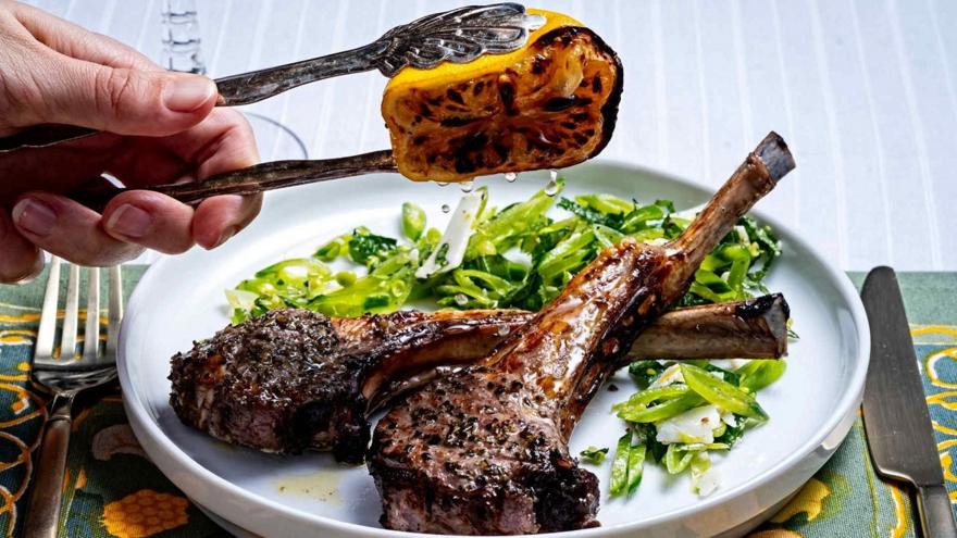 Αρνίσια παϊδάκια με πάστα σκόρδου και δενδρολίβανου