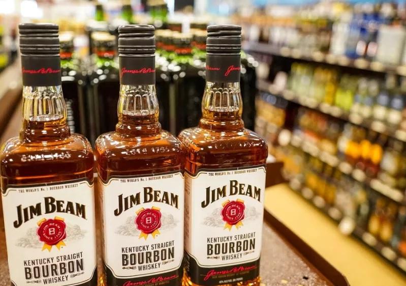 Διακόπτει την παραγωγή για ένα χρόνο το Jim Beam