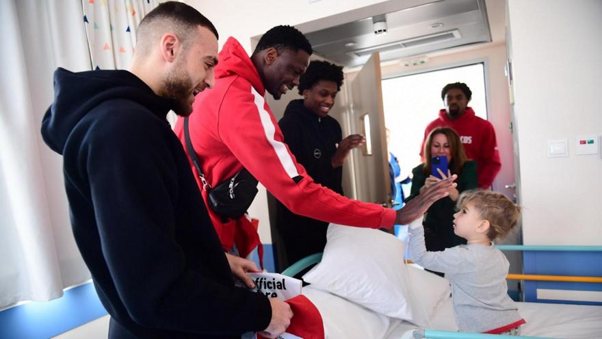 Πρόσφεραν δώρα και χαρά οι παίκτες του Ολυμπιακού σε παιδιά που νοσηλεύονται