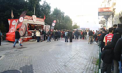 «Ντύθηκε» στα ερυθρόλευκα η Πλατεία Κοραή για το Official Road Store της ΚΑΕ Ολυμπιακός