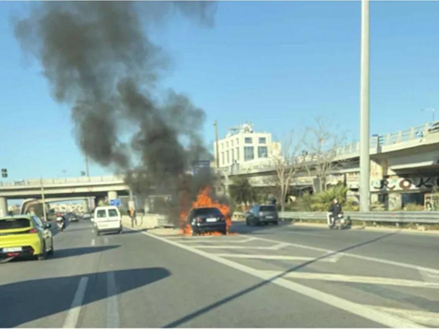 Στις φλόγες αυτοκίνητο στη νέα Παραλιακή