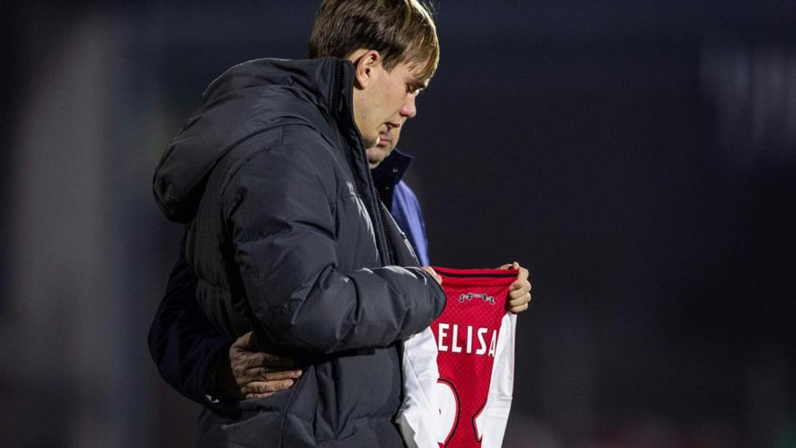 Ράγισαν καρδιές: Η δεύτερη ομάδα του Άγιαξ τίμησε τη μνήμη της συντρόφου παίκτη της ομάδας που σκοτώθηκε