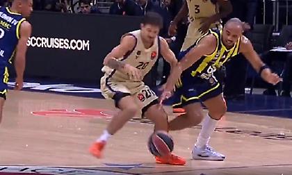 Εντυπωσιακός Χόρτον-Τάκερ: Έκλεψε την μπάλα και κάρφωσε μανιωδώς στο καλάθι της Μπαρτσελόνα!