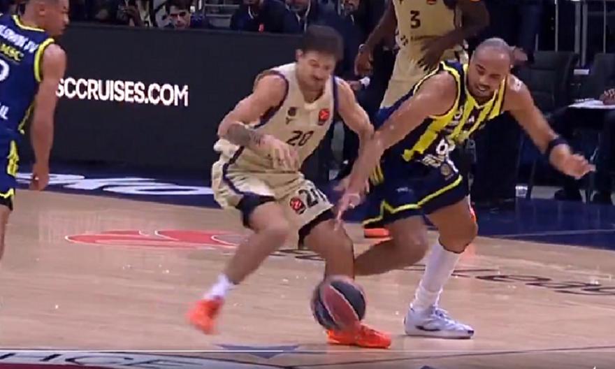 Εντυπωσιακός Χόρτον-Τάκερ: Έκλεψε την μπάλα και κάρφωσε μανιωδώς στο καλάθι της Μπαρτσελόνα!