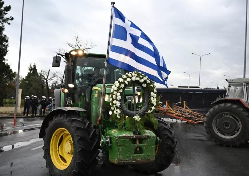 Οι αγρότες ανοίγουν λωρίδες κυκλοφορίας για τους εκδρομείς - Θέμα ασφάλειας εγείρει η ΕΛΑΣ