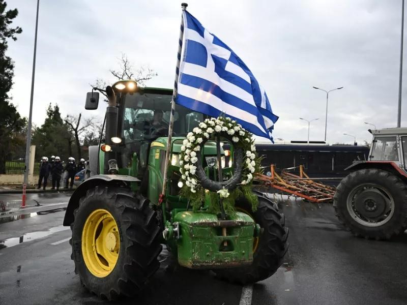 Οι αγρότες ανοίγουν λωρίδες κυκλοφορίας για τους εκδρομείς - Θέμα ασφάλειας εγείρει η ΕΛΑΣ