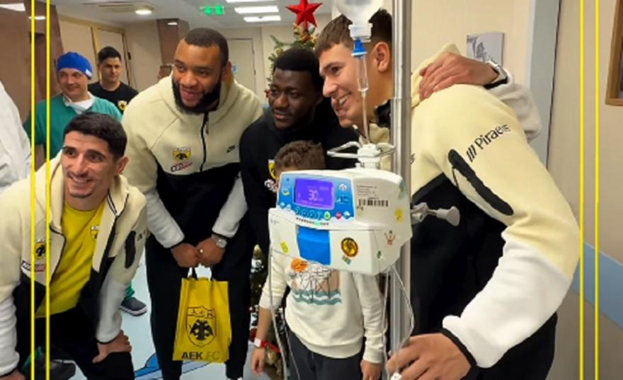 Μοίρασε δώρα και χαμόγελα στην παιδιατρική κλινική η ΑΕΚ