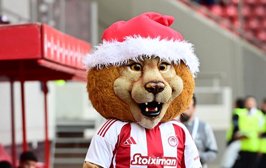 Οι ευχές του Ολυμπιακού με… Conference & Youth League για στολίδια σε κόκκινο χριστουγεννιάτικο δέντρο!