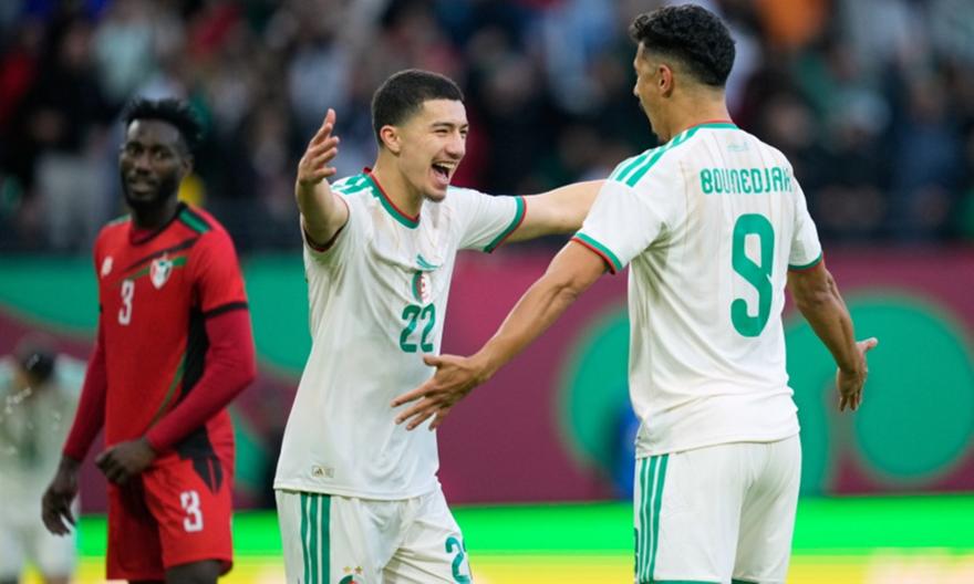 Άνετη πρεμιέρα με τριάρα και Μαχρέζ για την Αλγερία