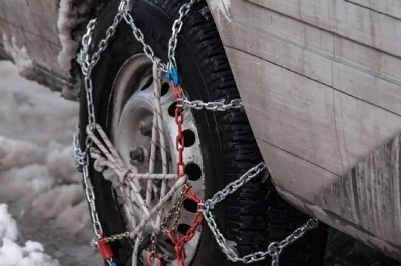 Πέλλα: Με αλυσίδες η κίνηση των οχημάτων προς το χιονοδρομικό κέντρο του «Βόρα»