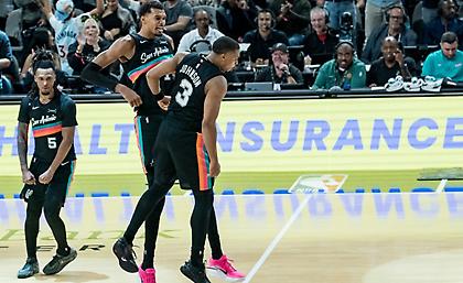 Οι Σπερς σάρωσαν τους Θάντερ - Τεράστια νίκη των Μάβερικς επί των Νάγκετς, άλωσαν την Ιντιάνα οι Μπακς χωρίς Γιάννη