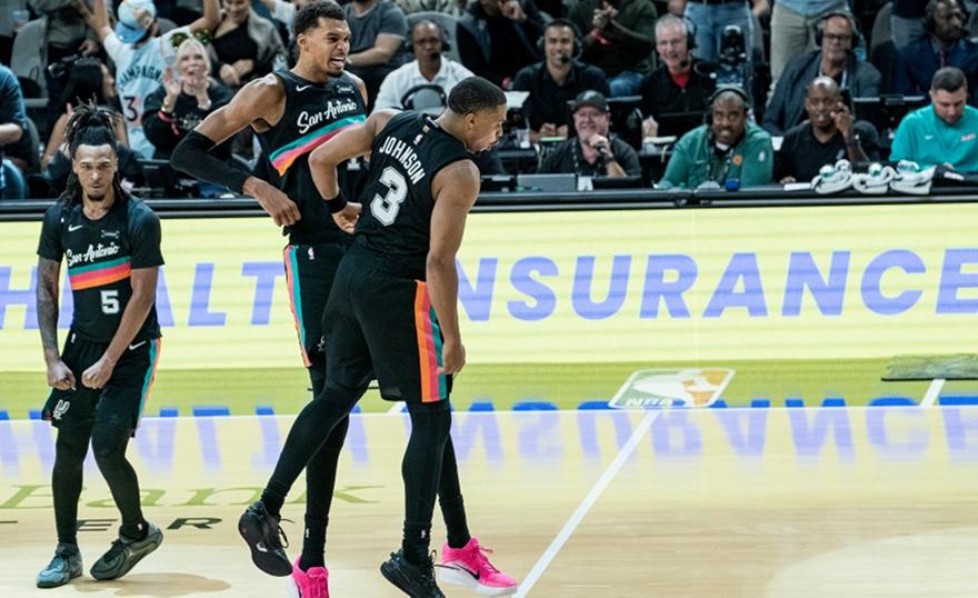 Οι Σπερς σάρωσαν τους Θάντερ - Τεράστια νίκη των Μάβερικς επί των Νάγκετς, άλωσαν την Ιντιάνα οι Μπακς χωρίς Γιάννη