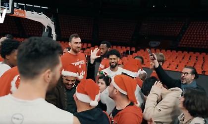 Παίκτες και προπονητικό επιτελείο του Ολυμπιακού άκουσαν τα πιο όμορφα κάλαντα στο ΣΕΦ!