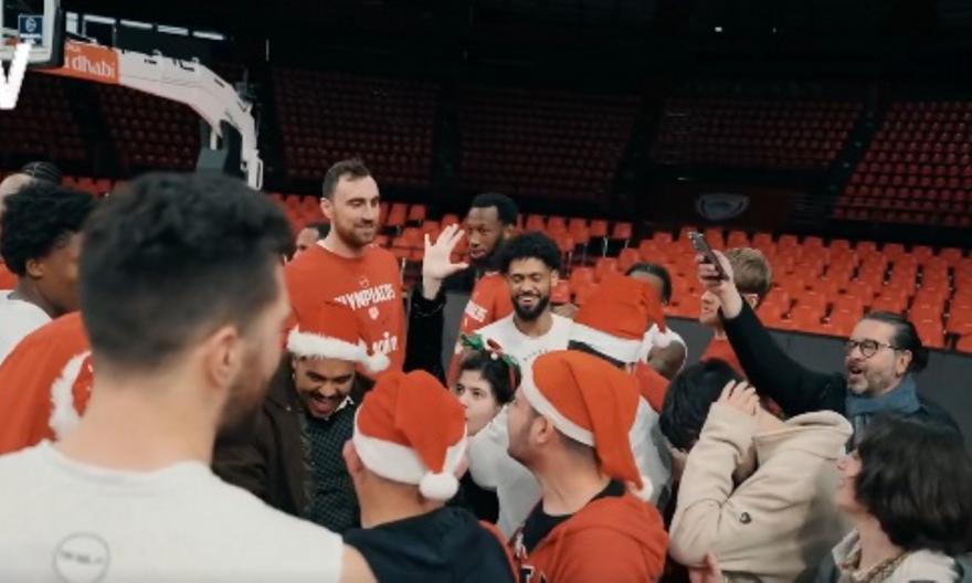 Παίκτες και προπονητικό επιτελείο του Ολυμπιακού άκουσαν τα πιο όμορφα κάλαντα στο ΣΕΦ!