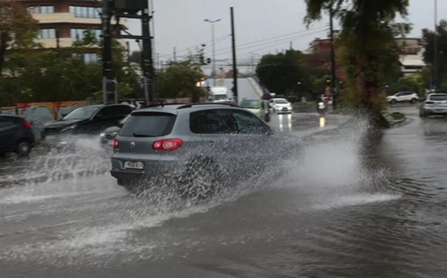Καταιγίδα στην Αττική: Προβλήματα σε κεντρικούς δρόμους