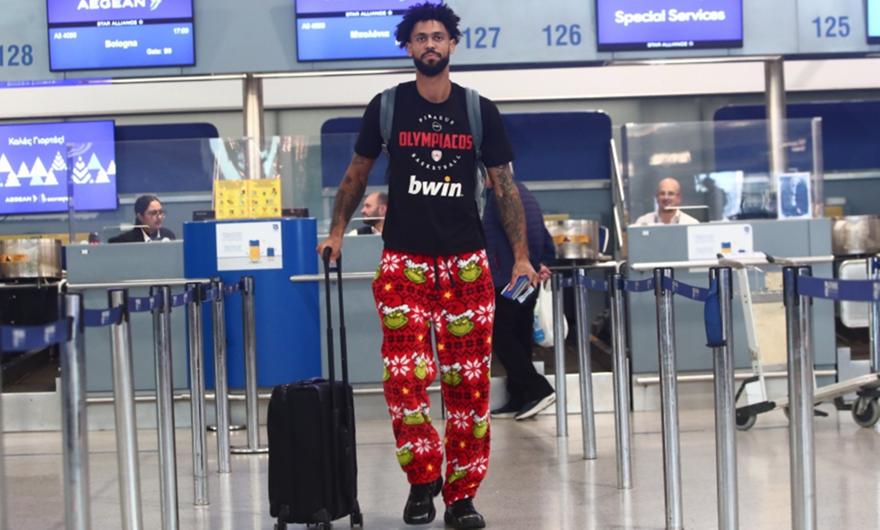 Έκλεψε την παράσταση φτάνοντας στο αεροδρόμιο με παντελόνι... Grinch ο Ντόρσεϊ!