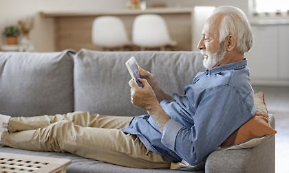 Κι όμως, οι πραγματικοί «εθισμένοι» στις οθόνες είναι οι ηλικιωμένοι