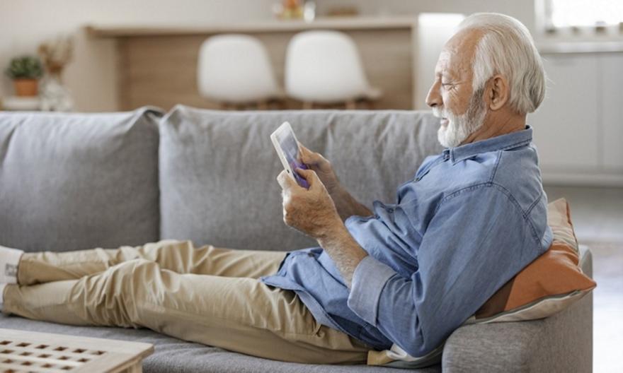 Κι όμως, οι πραγματικοί «εθισμένοι» στις οθόνες είναι οι ηλικιωμένοι