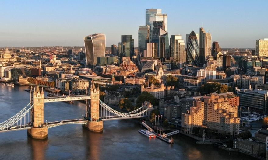 Πτώση τιμών στις κατοικίες του Λονδίνου – Γιατί οι ακριβές περιοχές “βουλιάζουν”