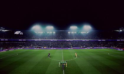 Προσωρινή διακοπή στο Άντερλεχτ - Σαρλερουά, αντικείμενο από την εξέδρα χτύπησε τον σκόρερ των φιλοξενούμενων