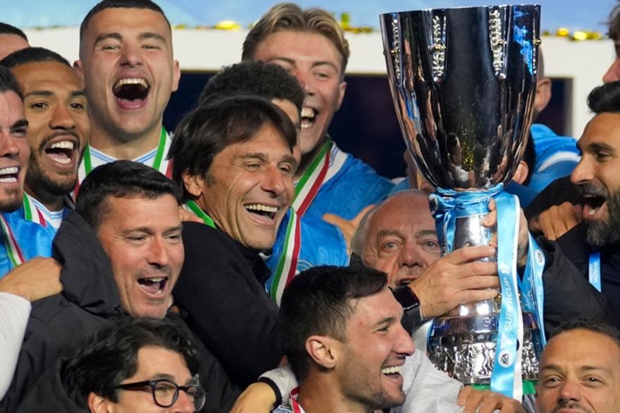 «Ο Ντε Λαουρέντις θέλει να δέσει τον Κόντε στη Νάπολι με νέο συμβόλαιο»