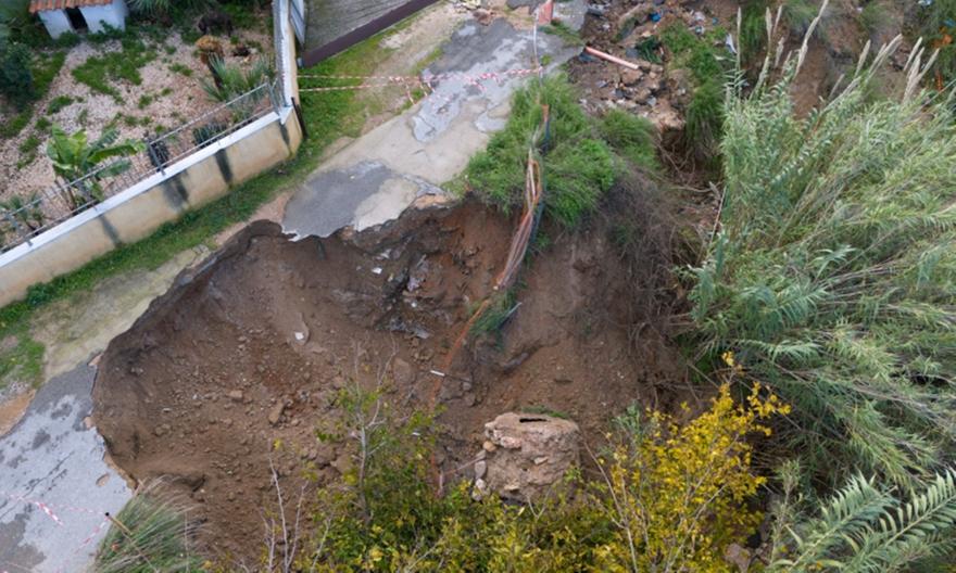 Αγιος Δημήτριος: Καθίζηση 5 μέτρων στο ρέμα της Πικροδάφνης από την κακοκαιρία