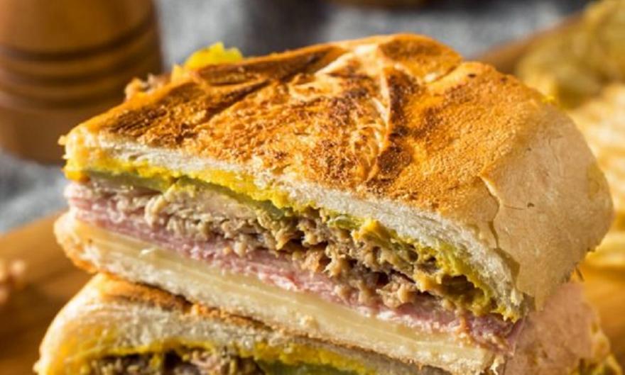 Ζεστό σάντουιτς με χοιρινό, μουστάρδα και λιωμένο τυρί