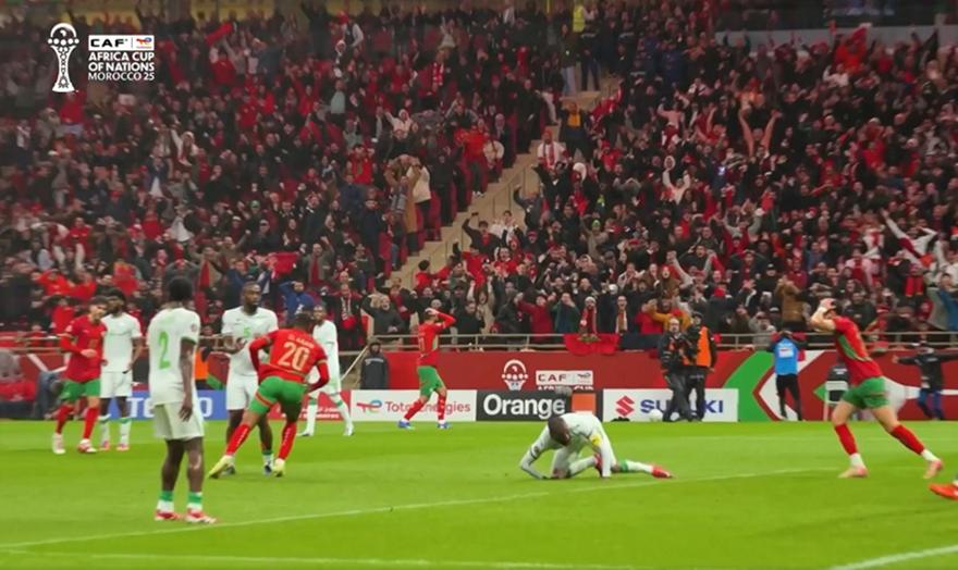 Τραβούσαν τα μαλλιά τους οι συμπαίκτες του: Η γκολάρα του Ελ Κααμπί από όλες τις λήψεις!