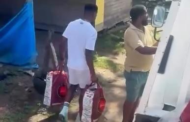 Ο Λιβάι Γκαρσία μοίρασε τρόφιμα στο Τρινιντάντ και Τομπάγκο σε οικογένειες που έχουν ανάγκη