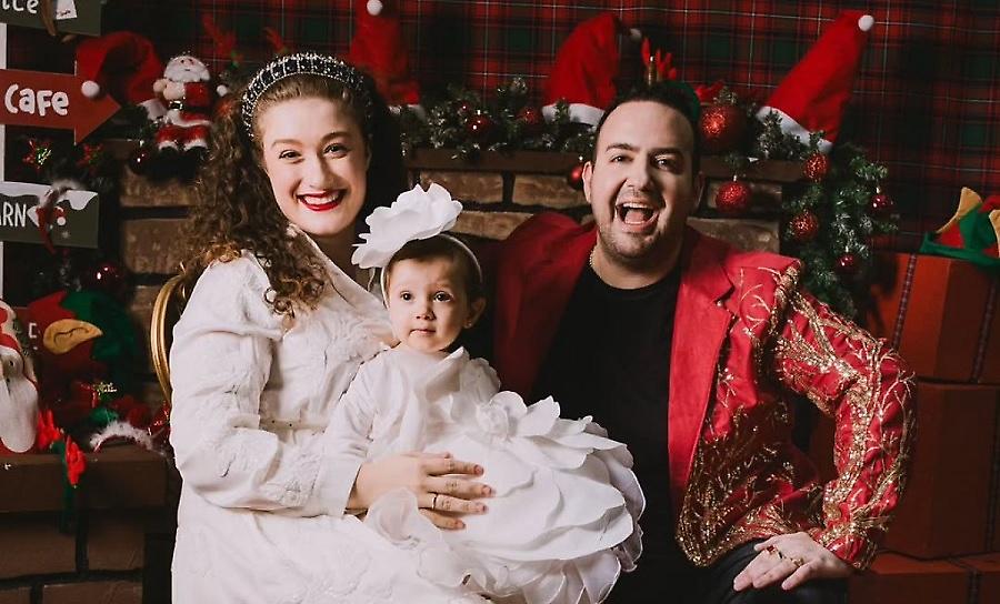 Μαυρικίου - Ζήση: Η χριστουγεννιάτικη φωτογράφιση υπερπαραγωγή με την κόρη τους