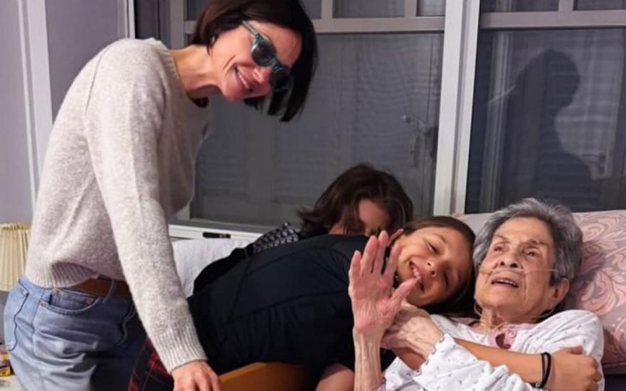 Σοφία Καρβέλα: Η συγκινητική συνάντηση της γιαγιάς Σοφίας Βίσση με τα δισέγγονα