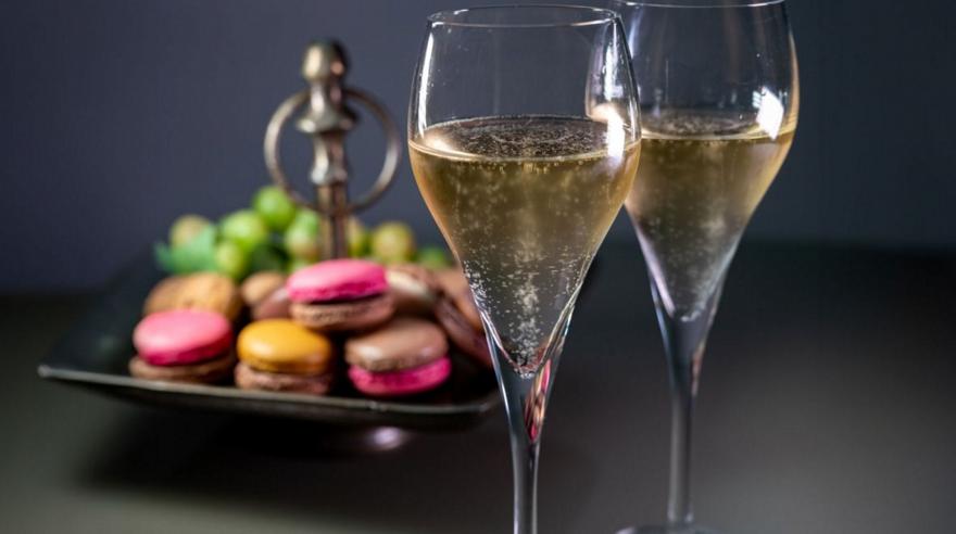 Γιορτές με φυσαλίδες: Κι όμως, τα αφρώδη κρασιά πηγαίνουν με όλα!