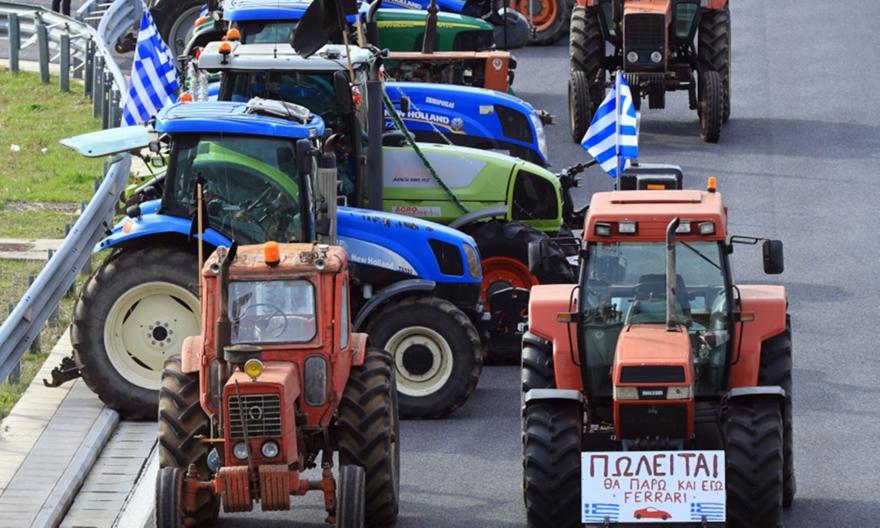 Πάτρα: Αγρότες και κτηνοτρόφοι απέκλεισαν εκ νέου τον κόμβο της Εγλυκάδας