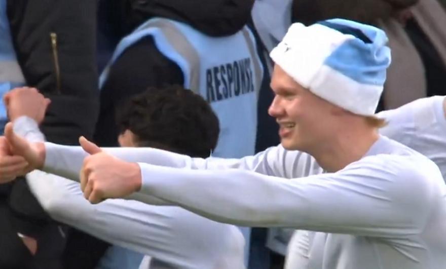 Σε x-mas mood ο Χάαλαντ, πήρε σκουφάκι από οπαδό και γιόρτασε τη νίκη στο Νότιγχαμ!