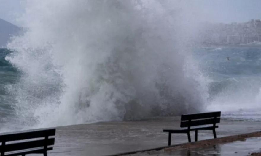 Καιρός: Θυελλώδεις άνεμοι έως 9 μποφόρ και τοπικές βροχές