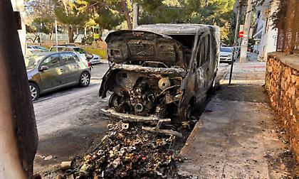 Καισαριανή: Εμπρηστική επίθεση σε φορτηγά εταιρείας διανομών – Κάηκαν και Ι.Χ.