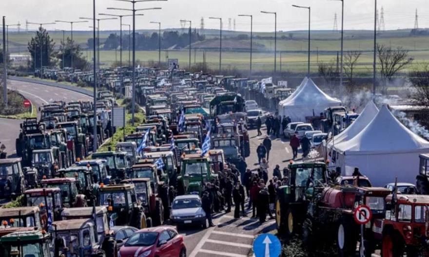 Παραμένουν στα μπλόκα οι αγρότες - Ποιοι δρόμοι είναι κλειστοί