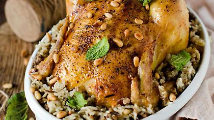 Κοτόπουλο γεμιστό με ρύζι, σταφίδες και κουκουνάρι