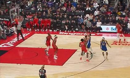 Απίθανος Στεφ Κάρι: Πέτυχε εντυπωσιακό καλάθι και φάουλ κόντρα στους Ράπτορς!