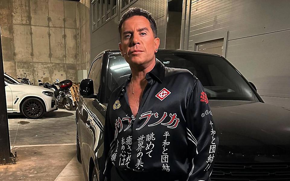 Μαζωνάκης: Πέρασε με κάλτσα-παντόφλα από την ουρά έξω από το μαγαζί για Χρόνια Πολλά