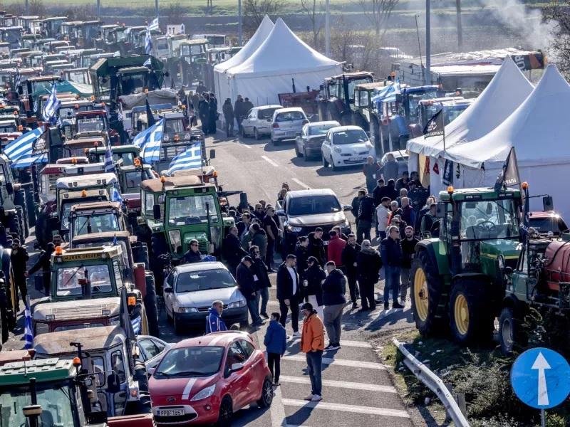 Σκληραίνουν τη στάση τους οι αγρότες - Κλείνουν και παρακαμπτήριες οδούς