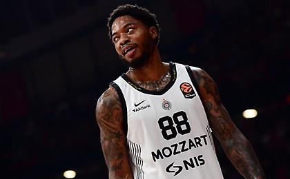 Η στιγμή που ο Ταϊρίκ Τζόουνς «έκλεψε» τις καρδιές όλων στο ΣΕΦ!