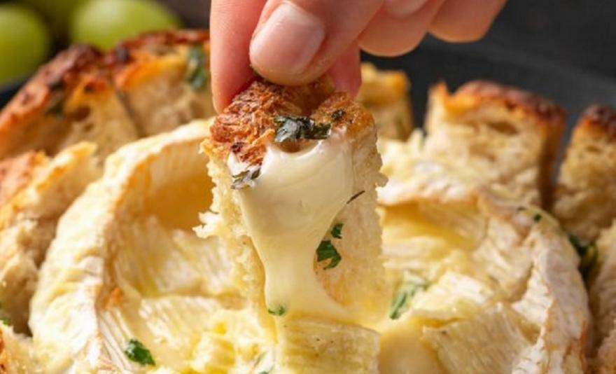 Καμαμπέρ ψητό μέσα σε ψωμί