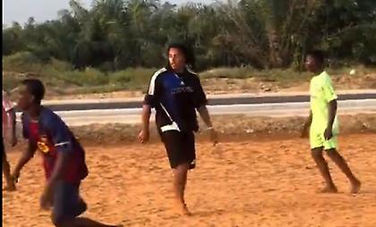 Επιστροφή στις ρίζες για τον Ζιλ Κουντέ: Έπαιξε ποδόσφαιρο σε χωμάτινο γήπεδο με παιδιά στο Μπενίν!