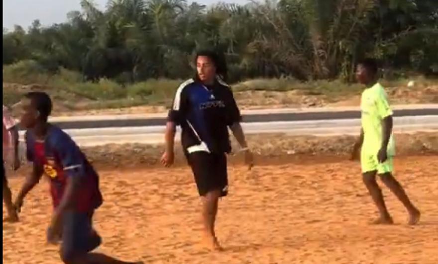Επιστροφή στις ρίζες για τον Ζιλ Κουντέ: Έπαιξε ποδόσφαιρο σε χωμάτινο γήπεδο με παιδιά στο Μπενίν!
