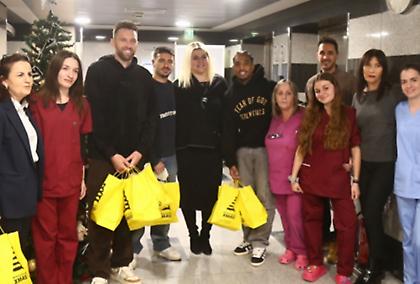 Πολύ όμορφη κίνηση από τον Άρη, αντιπροσωπεία των παικτών μοίρασε χαμόγελα και δώρα σε παιδιατρική κλινική