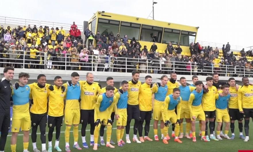 Φιλικό με την Κ19 για την ΑΕΚ, αγωνίστηκε και ο Γκεοργκίεφ - Είπαν τα κάλαντα με τα παιδιά στην εξέδρα οι παίκτες
