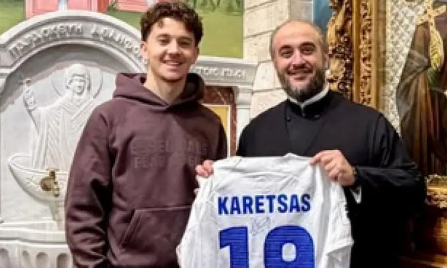 Επισκέφτηκε εκκλησία στη Μενεμένη και χάρισε τη φανέλα της Εθνικής o Καρέτσας